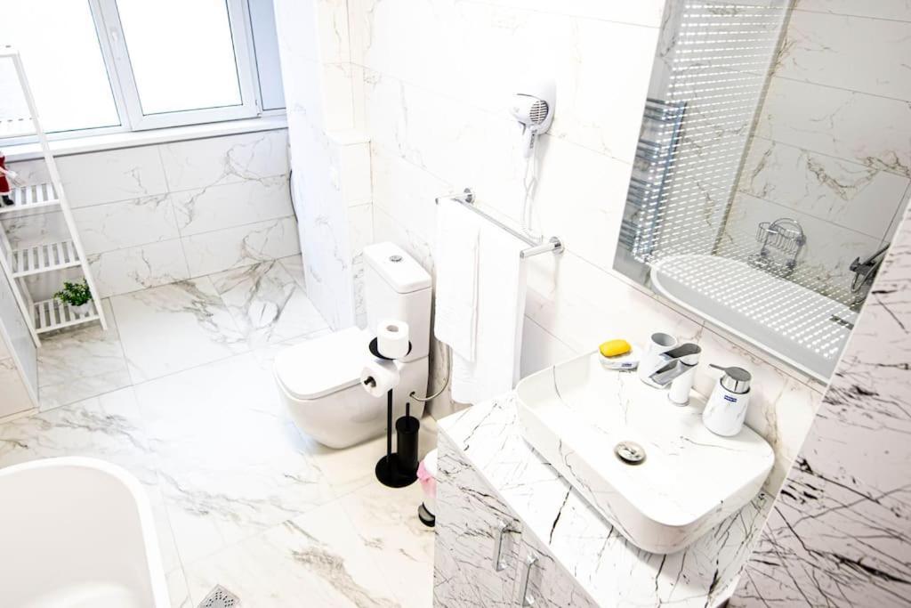 Ultra Central Luxury 3Br 2Bath Apt & Amazing Views Bucureşti Eksteriør bilde